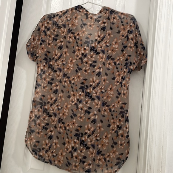 Pleoine tan and dark blue floral top size small with tie up front - Picture 4 of 4